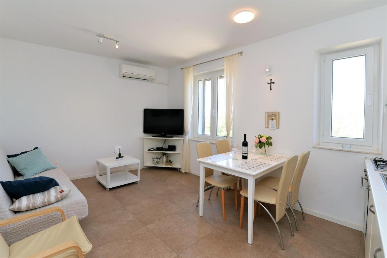 Beach Apartment Vami With Sea View 무르테르 외부 사진