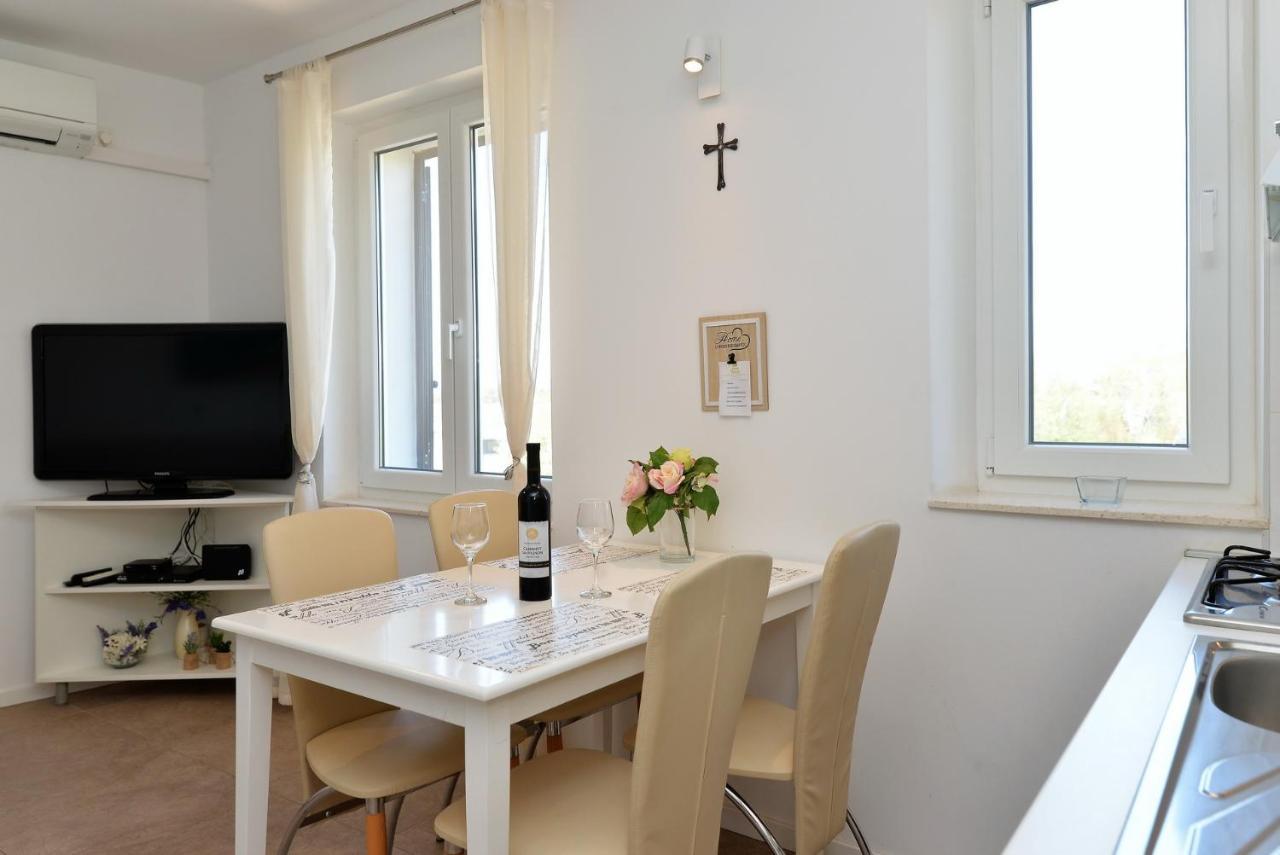 Beach Apartment Vami With Sea View 무르테르 외부 사진